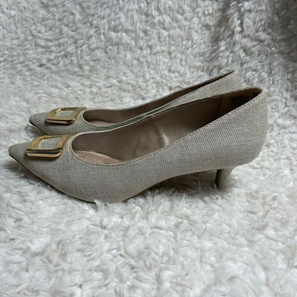 Dexflex Comfort Beige textile 2.1/2”heels pointed toe with gold tone brooch SZ10